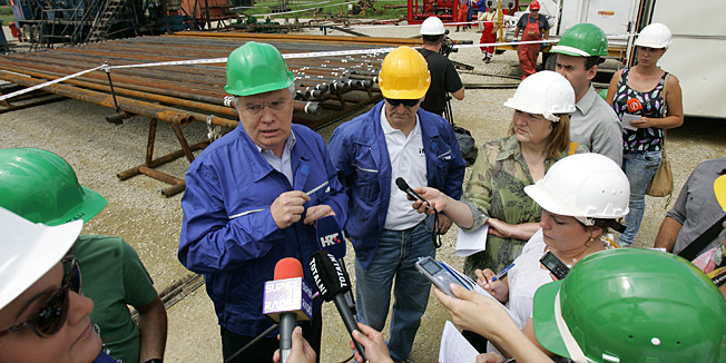 Velika Hrastilnica, 260712.Ina industrija nafte objavila je pronalazak busotine u blizini moslavackog mjesta Velike Hrastilinice iz koje bi se dnevno moglo dobijati 1400barela, a Ina bi mogla ostvarivati prihode od 50-tak milijuna dolara godisnje i time smanjiti uvoz nafte u Hrvatsku. Na slici: Press konferencija Zelimir Sikonja direktor razvoja u Ini. Predstavljanje istrazivackog projekta Hrastilinica na polju Zutnica.Na slici: Zelimir Sikonja.Foto: Ranko Suvar / CROPIX