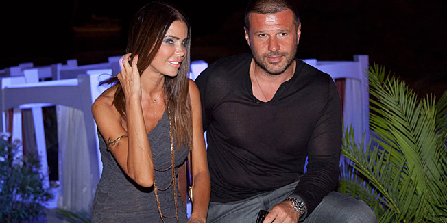 Dubrovnik 290712.U klubu East West na Banjama odrzana je modna revija dubrovacke dizajnerice Andreje Zvono. Reviju su pogledali Sanja Duggan sa deckom Igorom Maksimilijanovicem, Fani Stipkovic, kcer  Tanje i Gorana Ivanisevica Amber Marija, poznati glazbenik Ulf Ekberg iz grupe Ace of Base sa suprugom.Na fotografiji: Sanja Duggan i Igor Maksimilijanovic.Foto: Sinisa Sunara / Cropix