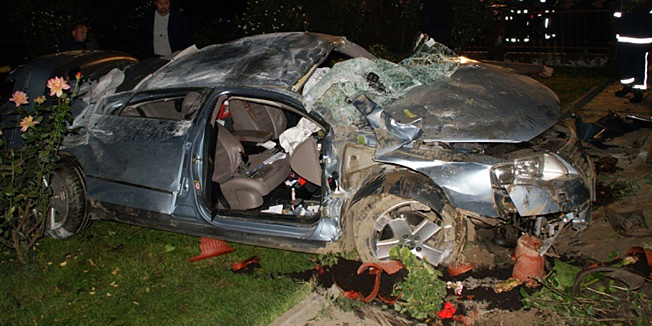 Ludbreg, 010812.U selu stefanec koje se nalazi na prometnom pravcu Varazdin Ludbreg doslo je do izlijetanja automobila s ceste koji se pri slijetanju s ceste digao u zrak i iscupao bor debljine 30-ak cm te udario u kucu, prilikom cega su poginula dva muskarca u automobilu.Na slici detalj s mjesta nesrece.Foto: PU Varazdinska