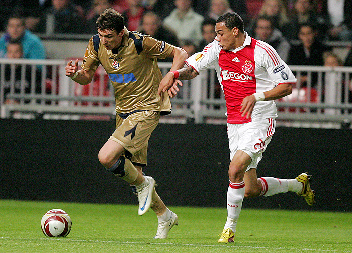 Amsterdam, 221009.Uefa Europa League. Grupa A, 3 kolo.Dinamo - Ajax.Na slici: Mario Mandzukic i Gregory van der Wiel. Foto: Davor Pongracic / CROPIX