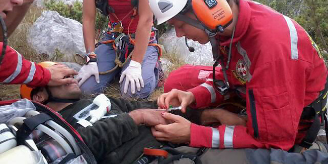 Velebit,240712.Anica kuk. Spasavenje alpinista kojeg je ugrizla zmija.U akciji spasavanja sudjelovalu su clanovi HGSS iz Zagreba,Zadra,Splita i Ogulina te helikopter.Foto: HGSS / CROPIX