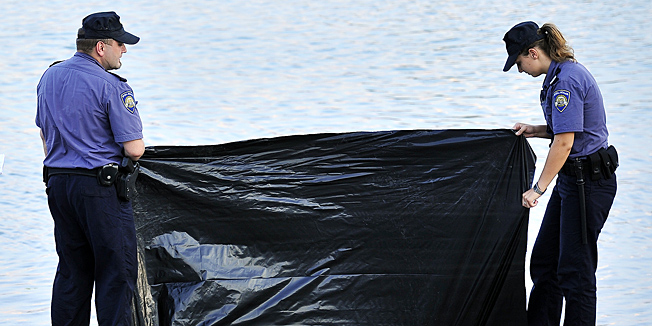 Zagreb, 030812.Policija vrsi ocevid nad tijelom muskarca u sezdesetim godinama, koji se utopio u popodnevnim satima plivajuci u malom jarunskom jezeru.Foto: Boris Kovacev / CROPIX