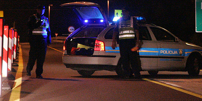 Zagreb, 240712.Na autocesti A2, izmedju Zapresica i cvora Mokrice, doslo je do naleta osobnog vozila na osobu. Zbog prometne nesrece, promet je obustavljen na tom dijelu autoceste.Foto: Ranko Suvar / CROPIX