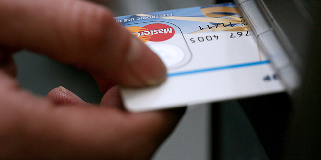 Zagreb, 240309.Zgrada Hypo banke.Ilustracija za poslovanje u bankama snimljena u Hypo banci na Slavonskoj aveniji. Na slici: koristenje bankomata.Foto: Sasa Midzor Sucic / CROPIX