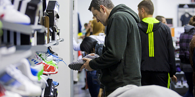 Zagreb, 130512.U Outlet centru Sveta Helena 04.05. pocela su velika snizenja. Rasprodaje ce trajati do 31.05. nakon cega ce se centar zatvoriti. Snizenja a i ruzno vrijeme privukli su mnoge kupce u outlet, a najveca guzva stvarala se na Adidasovoj blagajni.Na slici: Adidas ducan.Foto: Neja Markicevic / CROPIX