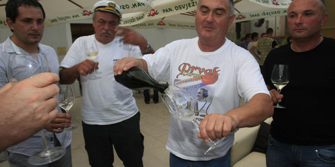 Novigrad, 060812.Giovanni Cernogoraz osvojio je zlatnu medalju u finalu trapa na Olimpijskim igrama u Londonu 2012. Njegov otac Valter u Zajednici Talijana sa drustvom slavi sinovo zlato. Foto: Goran Sebelic / CROPIX                              