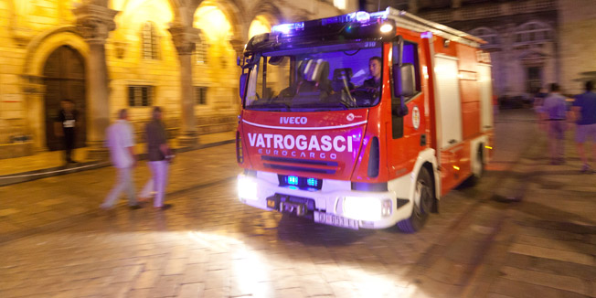 Dubrovnik 060812.Veceras je pojava vatrogasaca pokraj Knezeva dvora sa upaljenim rotirkama izazvala paznju mnogobrojnih setaca sa Straduna. Na srecu, intervencija koju su obavili je bila ucinkovita i nije zahtjevala veci angazman. Naime, u objektu unutar stare gradske jezgre doslo je do zapaljenja na transformatorskoj stanici zbog pregrijavanja. Vatra je brzo ugasena aparatima za gasenje pozara, a pregledom sitvacije utvrdjeno je da daljnje opasnosti nema.Foto: Sinisa Sunara / Cropix