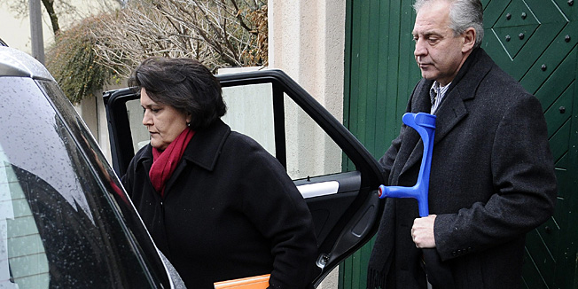 Zagreb, 191211.Bivsi premijer i predsjednik HDZ-a Ivo Sanader optuzen u aferama Hypo i Fimi Media jutros je oko 10 i 30 h u pratnji supruge Mirjane i odvijetnika Gorana Suica napustio vilu u Kozarcevoj. Foto: Admir Buljubasic / CROPIX