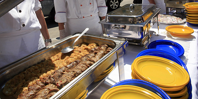 Opatija, 090512.Dan Europe Opatijci su proslavili ispred gradske trznice prigodnim kulturno umjetnickim programom i Europskim ruckom kojeg su pripremili ucenici Ugostiteljske skole Opatija. Na danasnji dan 1950. godine Robert Schuman, tadasnji ministar vanjskih poslova Francuske, predstavio je formiranje Europske zajednice za ugljen i celik. Tzv Schumanova deklaracija smatra se pocetkom stvaranja danasnje Europske unije. Na slici: detalj sa proslave.Foto: Tea Cimas / Cropix