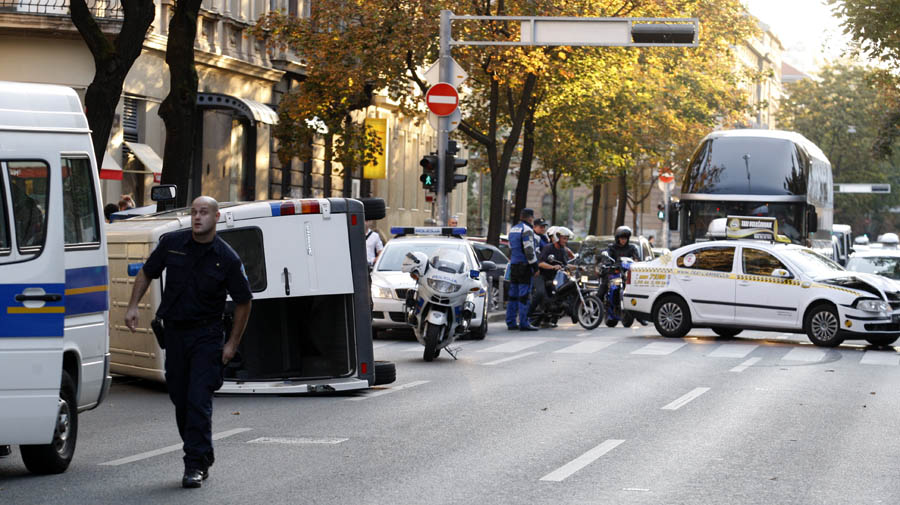 Zagreb, 080812.Krizanje Petrove i Hatzeove.Po kazivanju ocevidaca policijski kombi prosao je kroz crveno svjetlo i zabio se u taksi Cammeo.Foto: Tomislav Kristo / CROPIX