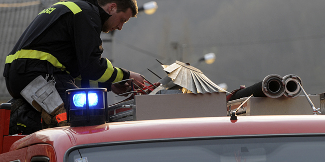 Zagreb, 240312.Oko 16 sati zbog neopreznog paljenja lisca planula je suma odmah iza kuca u ulici Gurmerec u zagrebackoj Dubravi. Kada su neoprezni gradjani shvatili da se pozar siri, te da ga ne mogu sami ugasiti, pozvali su vatrogasce. Prvi su na pozariste dosli vatrogasci postrojbe DVD Dankovec sa desetak ljudi, a nedugo zatim i vatrogasci DVD Vidovec. U brzoj akciji pozar od 200-tinjak kvadrata ubrzo je ugasen.Na slici: vatrogasci na mjestu pozara. Foto: Drago Havranek / CROPIX