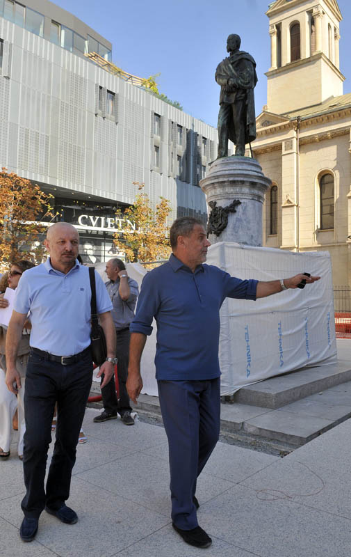 Zagreb, 100812.Gradonacelnik grada Zagreba Milan Bandic jutros je obisao gradilista na Cvjetnom trgu, Svacicevom trgu i Ksaveru.Na slici: Milan Bandic obilazi Cvjetni trgFoto: Bruno Konjevic / CROPIX