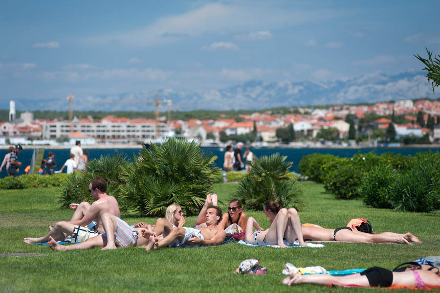 Zadar, 100812.Zadarska riva.Na fotografiji: turisti se izlezavaju na zelenim povrsinama uz rivu.Foto: Luka Gerlanc / CROPIX
