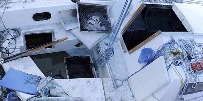 Sibenik ,100812.Uvala Duboka.Danas popodne nakon tocenja goriva na benzinskoj pumpi Luk Oil doslo je do eksplozije na jedrilici iz Splita,a  dvoje ozlijedjenih spasio je Ive Vuksic sef pumpe.Foto: Niksa Stipanicev / CROPIX