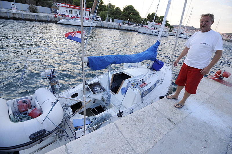 Sibenik ,100812.Uvala Duboka.Danas popodne nakon tocenja goriva na benzinskoj pumpi Luk Oil doslo je do eksplozije na jedrilici iz Splita,a  dvoje ozlijedjenih spasio je Ive Vuksic sef pumpe (na slici).Foto: Niksa Stipanicev / CROPIX