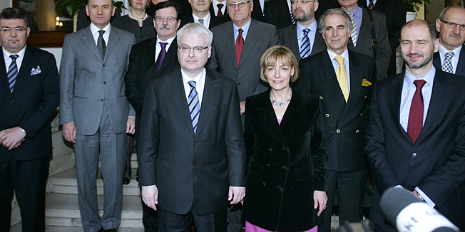 Zagreb, 070312.Ministarstvo vanjskih poslova i europskih integracija, Zrinjevac 7/8.Predsjednik RH Ivo Josipovic i ministrica vanjskih poslova i europskih integracija Vesna Pusic na konferenciji za novinare daju izjave o smjernicama vanjske politike RH nakon sastanka s hrvatskim veleposlanicima.Na slici: hrvatski veleposlanici, Ivo Josipovic - predsjednik RH, Vesna Pusic - ministrica Vanjskih poslova i europskih integracija.Foto: Tomislav Kristo / CROPIX