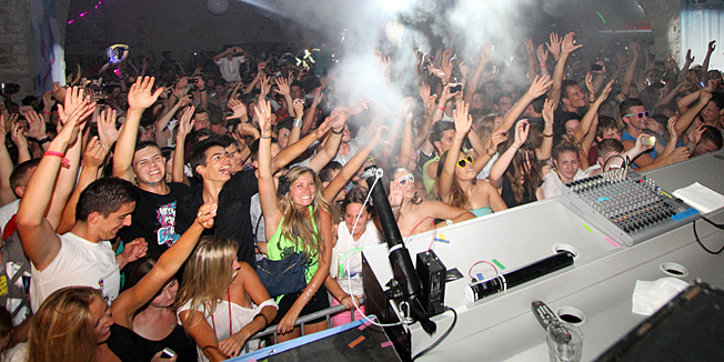 Dubrovnik, 020812.Drugi po redu Re-Vel-In festival elektronske glazbe otvoren je oko 22 sata u prepunom dubrovackom klubu Revelin nastupom DJ Phillipe. Slijedio je Syke 'n' Sugarstarr, te nastup zvijezde veceri Fedde Le Granda. Foto: Niksa Duper / Dubrovacki Vjesnik / CROPIX