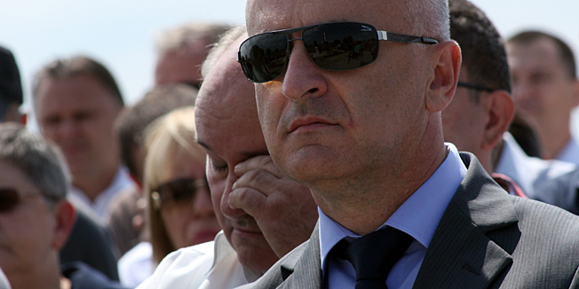 Osijek, 140812.U sklopu 20. godisnjice posljednje razmjene logorasa iz srpskih koncentracijskih logora, kod spomen obiljezja u Nemetinu proslavljen je Dan logorasa. Na tom mjestu 14. kolovoza 1992. godine razmijenjeno je 714 hrvatskih logorasa. Na proslavi je bio i ministar branitelja Predrag Matic koji je i sam bio jedan od 714 hrvatskih logorasa koji su bili razmjenjeni prije 20 godina. Na slici: Ministar branitelja Predrag MaticFoto:Emica Elvedji / CROPIX