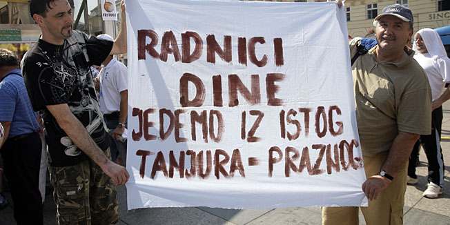 Zagreb, 190612.Stozer za obranu Diokia organizirao je prosvjedni skup koji je krenuo sa Trga Bana Jelacica kroz Radicevu preme Markovom trgu i Vladi Republike Hrvatske. U Radicevoj ulici probili su prvu policijsku blokadu te prosli kroz Kamenita vrata gdje su zaustavljeni. Cetri njihove predstavnika otisla su na pregovore u Vladu Republike Hrvatske. Najzesci prosvjednik makar nije radnik Diokia bio je Ivan Pernar koji je i priveden.Na slici: Prosvjed radnika Diokia.Foto: Nenad Dugi / CROPIX