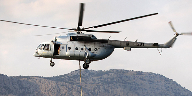 Metkovic, 110812Helikopter HRZ-a MI-8 gasi pozar koji se siri brdima blizu mjesta Komin a za gasenje uzima vodu iz rijeke Neretve kod Opuzena.Na slici: Helikopter HRZ-a uzima vodu iz Neretve. Foto: Ivo Ravlic / CROPIX