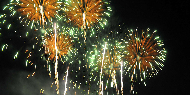 Dubrovnik, 100712.Ispred crkve Sv. Vlaha ,podizanjem zastave Libertas na Orlandov stup uz stihove ''Himne slobodi'' veceras su svecano otvorene 63. Dubrovacke ljetne igre.Na slici: vatromet.Foto: Tonci Plazibat / CROPIX