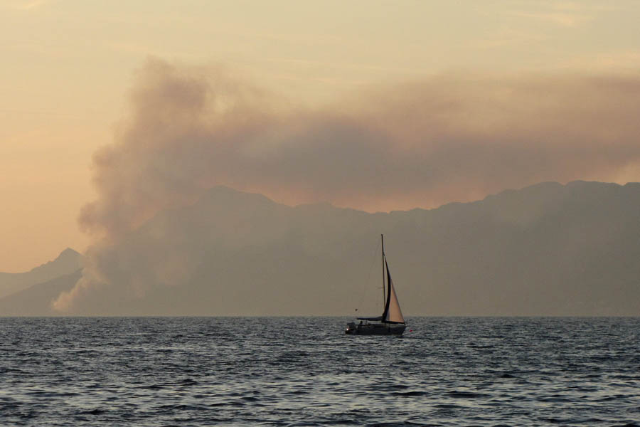 Makarska, 140812.Dim pozara koji gori u mjestu Lokva Rogoznica snimljen iz Makarske. Jaki maestral nosi dim preko planine u zaledje.Na slici: Pozar u Lokvi Rogoznici kod Omisa.Foto: Ivo Ravlic / CROPIX
