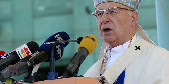 Aljmas, 150812.Tisuce vjernika stiglo je u marijansko svetiste Gospe od utocista da bi proslavilo blagdan Velike Gospe. Misno slavlje predvodio je nadbiskup Marin Srakic. Foto: Emica Elvedji / CROPIX