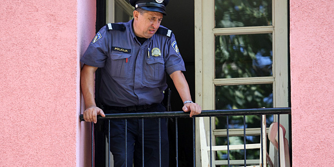 Osijek, 150812.Nakon sto su susjedi prijavili kako se u zgradi siri neugodan miris, policija je usla u stan na 2 katu u ulici Petra Svacica 1 u Osijeku i otkrila mrtvog muskarca starog 58 godina. U stanu je zivio sa suprugom. Navodno je umro prirodnom smrti ali je nepoznato zasto je supruga to danima tajila i pustila da se tjelo raspda u stanu.Foto: Emica Elvedji / CROPIX