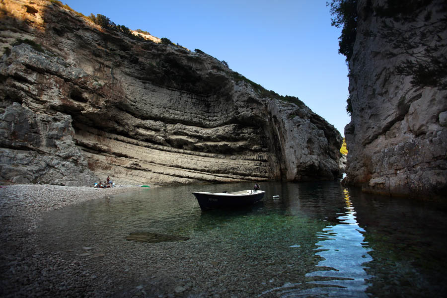 Otok Vis, 160812.Po mnogima mozda i najljepsa plaza na Jadranu nalazi se u uvali Stiniva na otoku Visu.Pretpostavlja se da je u proslosti nastala urusavanjem stropa spilje i zakonom je zasticen spomenik prirode od 1967 godine.Izuzetno je nepristupacan prilaz s kopnene strane kojom se moze doci polusatnim hodom i to iskljucivo strmom kozjom stazom.Unatoc tome Stiniva svojom ljepotom i neobicnim izgledom privlaci mnogobrojne turiste.Uvala je i omiljena destinacija domacih i stranih vlasnika jahti.Foto: Danijel Soldo / CROPIX