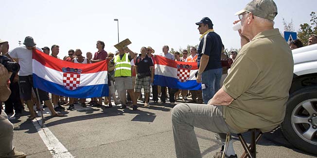 Kraljevica, 160512.Danas su radnici Dioki - Petrokemije iz Omislja na Krku prosvjedovali zbog nedobivanja zaradjenih placa. Blokirali su promet Krckim mostom stojeci na pjesackom prijelazu sa strane kopna. Blokada je pocela u 14 sati i najavljeno je da ce trajati do 15 sati .Promet je u potpunom prekidu i stvorile su se dugacke kolone vozila koje cekaju na prolaz.Foto: Zeljko Sop / CROPIX