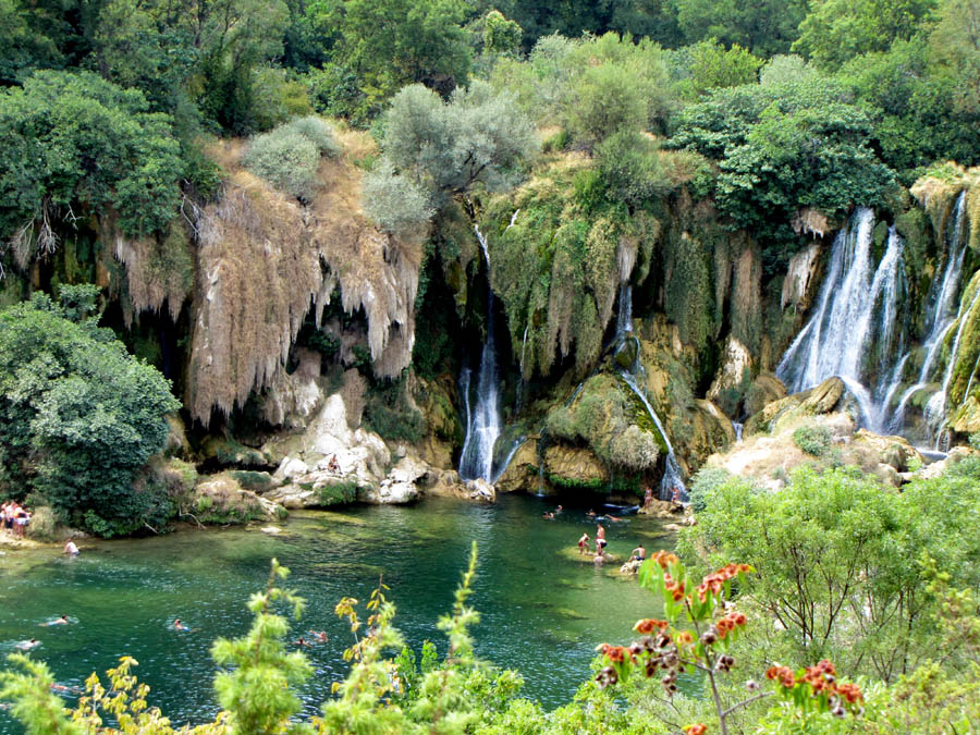 Ljubuski, Studenci, 170812. Na 2-3 kilometra od ceste Capljina-Ljubuski, nedaleko Studenaca, rjecica Trebizat napravila je cudnovatu, oku milu oazu zelenila, slapova i jezera koji su zasigurno jedno od najljepsih mjesta u Hercegovini. Vode Trebizice napravile su kaskade i slapove visoke od 25 do 30 metara te jezero duljine oko 120 metara. Kravice su jedan od najvecih i zasigurno najimpresivnijih slapova u Hercegovini. Voda je, svojom snagom pada. u podnozju vodopada napravila prirodni bazen u kojem osvjezenje traze sve brojniji domaci i strani gosti. Kravice imaju sve preduvjete da postanu jedno od omiljenih mjesta turista sto je, cini se, prepoznala i Vlada BIH koja je do sada u uredjenje uloila nesto vise od milijun euraI dok se mnogi spore oko imena rjecice izvodeci ga iz korijena naziva nekadasnjeg rimskog logora, drugi pak podrijetlo naziva vide u cistom narodskom treba bizat.Foto: Zeljko Muzevic / CROPIX