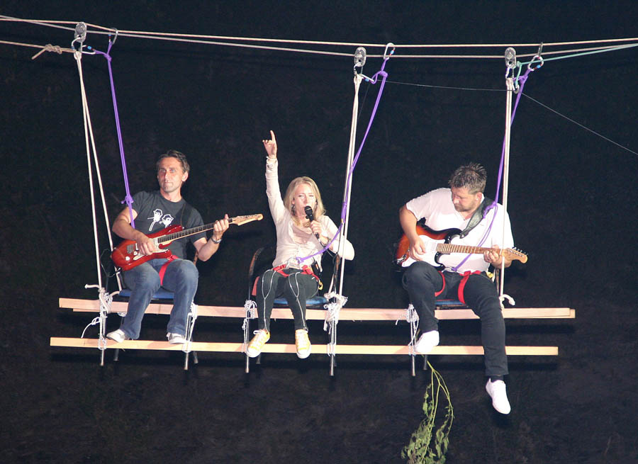 Ogulin, 180812.Ogulinski rock band Speen odrzao je koncert iznad Djulinog ponora. Dok je dio banda svirao na terasi kafica Dreams, troje clanova, gitaristi Kruno Kurelac i Ivan Perkovic te pjevacica Sanja Juricic rock klasike izvodili su viseci na konopima iznad 40-metarskog kanjona. Projekt je realiziran uz pomoc ogulinskih HGSS-ovaca.Foto: Mario Pusic / CROPIX