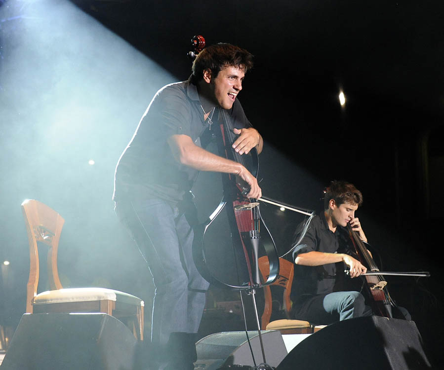 Split, 180812.U Splitu su poceli Dani Dioklecijana, tradicionalna gradska festa kada se Split, njegovi stanovnici i gosti vracaju u anticko doba kostimima i prigodnim programom. U sklopu ove manifestacije 2 Cellos odrzali su koncert na Rivi.Na fotografiji: nastup popularnog dvijca 2 Cellos na splitskoj rivi.Foto: Jadran Babic/ CROPIX