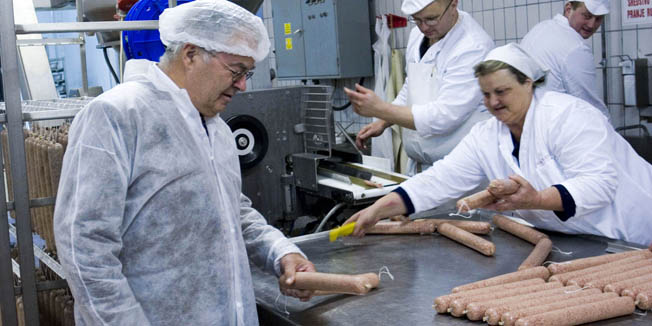 sisak141106Djuro Gavrilovic u proizvodnji gleda izradu salamafoto Miroslav Kis-pok--desk-