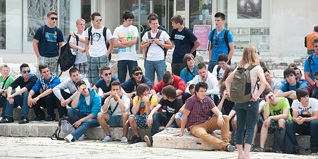 Zadar, 040612Kisa koja je jutros padala i promijenjivo oblacno vrijeme koje prevladava tijekom prijepodneva, natjeralo je turiste da vecinu svog vremena umjesto na plazama provode u setnji i razgledavanju grada. Veliki dio zadarskih gostiju danas se odnosio na posjetioce Metalfesta koji se odrzava na Puntamici i skolarce koji su u Zadar na stigli na ekskurzije.Na fotografiji: grad je bio prepun skolaraca iz svih dijelova Hrvatske; ucenici na Forumu pred arheoloskim muzejem.Foto: Luka Gerlanc / CROPIX