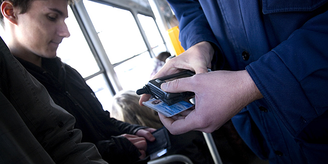 Zagreb, 151210.Remiza.Kontrolor ZET-a Goran Prgomet sa kolegicom na okretistu tramvaja na Remizi.Na slici: kontrolor u tramvaju broj 3.Foto: Sandra Simunovic / CROPIX