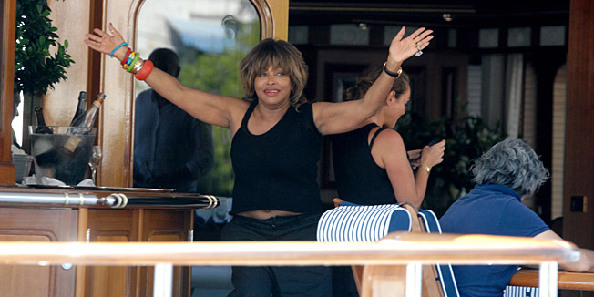 Dubrovnik, 220812.U srijedu ujutro svjetski poznata pjevacica Tina Turner doletjela je u Dubrovnik iz svicarskog Lugana i odmah se sa aerodroma uputila u Grusku luku gdje se ukrcala na luksuznu jahtu Lady Marina.Foto:  Dulist.hr / CROPIX