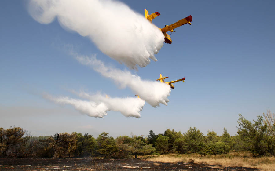 Zadar, Babindub, 230812.Pozar u mjestu Babindub, kraj Zadra, u blizini aerodroma. Pozar je izbio medju kucama, na rubu borove sume kod vojnog aerodroma. Dio terena je miniran pa su u gasenju sudjelovali i kanaderi.Foto: Jure Miskovic / CROPIX