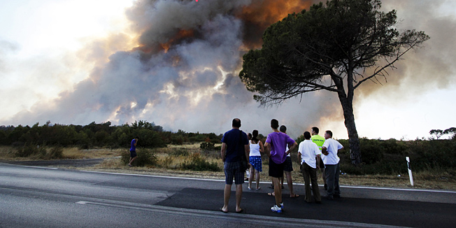 Galizana, 250812.Jedan od pozara koji jos uvijek bukti u Istri je onaj na podrucju izmedju Galizane i Vodnjana. Vatrogasci neumorno gase pozar, no on jos uvijek nije pod kontrolom. U gasenju osim vatrogasaca sudjeluje i kanader. Foto: Srecko Niketic / CROPIX