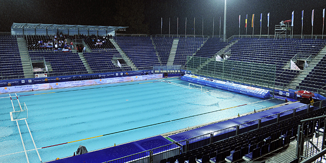 Zagreb, 080910.Bazen Mladost.Utakmica zenskog vaterpola u sklopu Europskog vaterpolo prvenstva, izmedju Rusije i Nizozemske, privremeno je odgodjena zbog velikog pljuska. Tribine su bile popuprazne, iako su se neki hrabriji i odaniji navijaci sakrili pod krov.Foto: Boris Kovacev / CROPIX