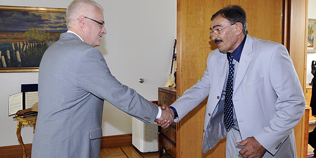 Zagreb, 230812.Ured Predsjednika.Predsjednik Ivo Josipovic primio u posjet g. Milana Radica, predsjednika Srpske Narodne Stranke u pratnji Radmile Medakovic - predsjednica opcinskog odbora SNS-a Plaski, Dusan Crnkovic, Bozidar Slavulj.Na slici: Ivo Josipovic, Milan Rodic.Foto: Damir Krajac / CROPIX