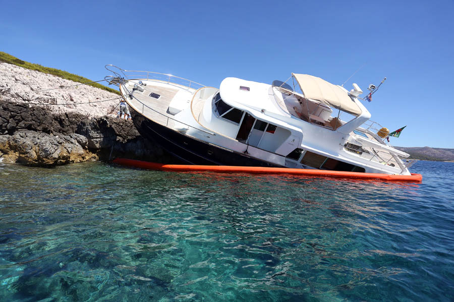 Hvar, 270812.Brod od 16 metara, sa Ruskim turistima, nasukao se na otok Stipansku kod Hvara. Prema prvim informacijama nema ozlijedjenih.Foto: Damjan Tadic / CROPIX