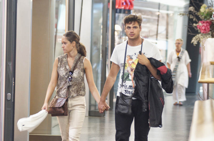 Zagreb, 280812.Cvjetni trg.Stjepan Hauser, clan popularnog dvojca 2 Cellos, s djevojkom prosetao shopping centrom 