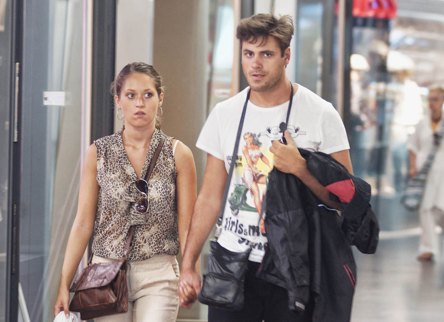 Zagreb, 280812.Cvjetni trg.Stjepan Hauser, clan popularnog dvojca 2 Cellos, s djevojkom prosetao shopping centrom 