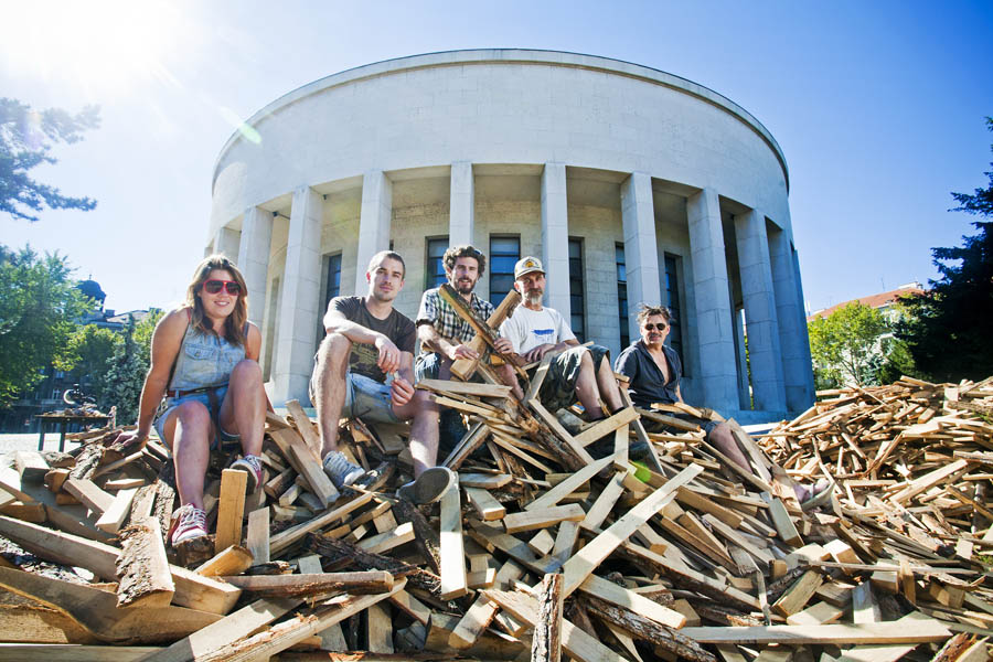 Zagreb, 280812.Britanski umjetnicki kolektiv Giant Robots koji od danas pa do 9. rujna boravi u Zagrebu izradit ce dosad najvecu privremenu skulpturu od otpadnog drveta na javnom prostoru u Hrvatskoj koja ce na Galeriji Bacva (zgrada Hrvatskog drustva likovnih umjetnika) ostati do kraja godine.Na slici: Jen Patterson, Ross o´Toole, Jimmy Haris, John Campling i Leonard White.Foto: Neja Markicevic / CROPIX