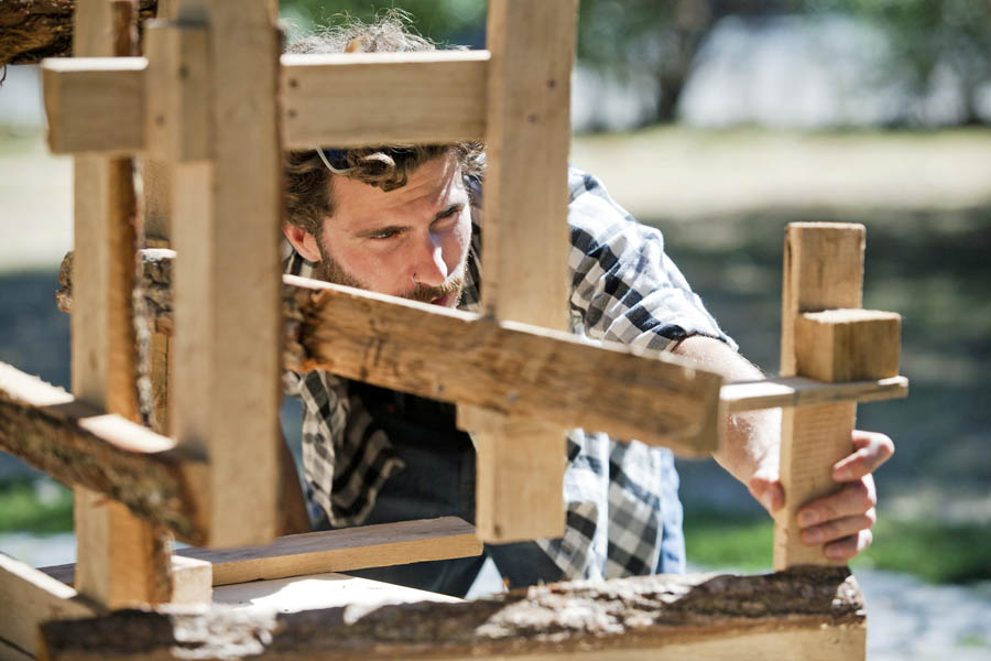 Zagreb, 280812.Britanski umjetnicki kolektiv Giant Robots koji od danas pa do 9. rujna boravi u Zagrebu izradit ce dosad najvecu privremenu skulpturu od otpadnog drveta na javnom prostoru u Hrvatskoj koja ce na Galeriji Bacva (zgrada Hrvatskog drustva likovnih umjetnika) ostati do kraja godine.Foto: Neja Markicevic / CROPIX