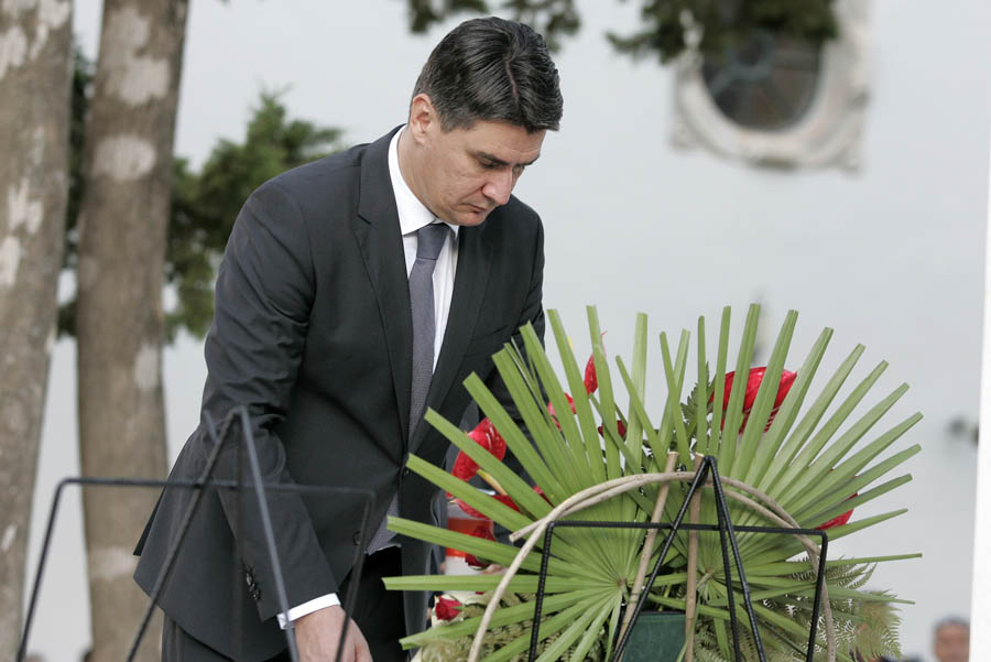 Tisno, 290812U Tisnom je odrzan mimohod, spomen na petoricu vatrogasca koji su stradali na Kornatima prije pet godina. Ove godine u mimohodu po tisnjanskim ulicama je sudjelova i premijer Zoran Milanovic.Foto: Jakov Prkic / Cropix