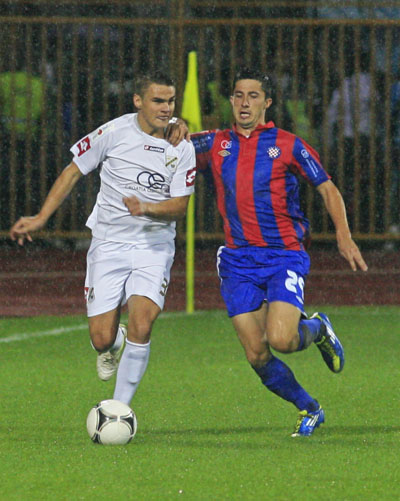 Rijeka, 010912Stadion Kantrida.Utakmica 1. HNL izmedju NK Rijeka - NK Hajduk.Prvo poluvrijeme zavrsilo je nerijeseno, rezultatom 0:0.Na fotografiji: Josip Brezovec (Rijeka) i Ivan Vukovic (Hajduk).Foto: Davor Zunic / CROPIX