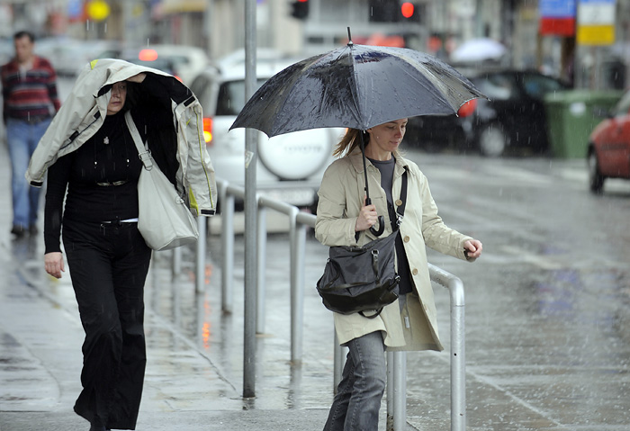 Zagreb, 270310.Petrinjska ulica.Ledena kisa iznenadila je Zagrepcane.Foto: Drago Sopta / CROPIX