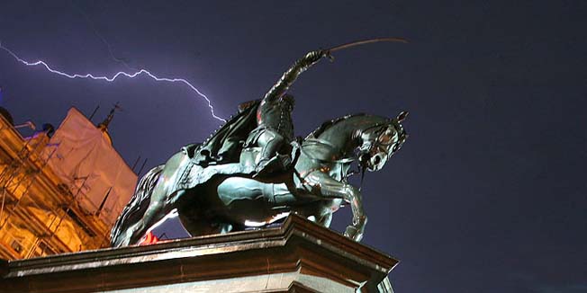 Zagreb, 170610.Trg bana Josipa Jelacica.Uslijed velike sparine i promjenjivog vremena ceste su pojave i kratkotrajni pljuskovi koji su zatekli Zagrepcane. Cak su i munje sijevale.Foto: Nina Djurdjevic / CROPIX